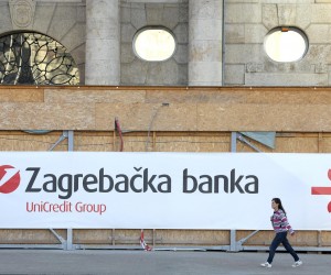 13.09.2022., Zagreb - Sa poslovnice Zagrebacke banke na Trgu bana Jelacica skinute su skele, ali je ulaz i dalje zasticen od pada dijelova procelja. 
 Photo: Patrik Macek/PIXSELL