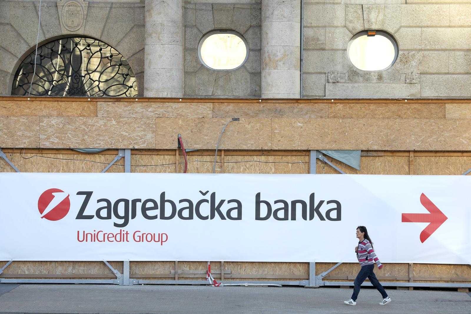 13.09.2022., Zagreb - Sa poslovnice Zagrebacke banke na Trgu bana Jelacica skinute su skele, ali je ulaz i dalje zasticen od pada dijelova procelja. 
 Photo: Patrik Macek/PIXSELL