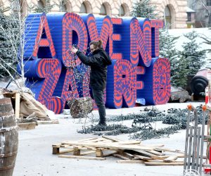 13.12.2022., Zagreb -Zbog planiranog doceka nogometne reprezentacije nakon Svjetskog prvenstva uklanjaju se bozicne dekoracije sa Trga bana Jelacica. Photo: Patrik Macek/PIXSELL