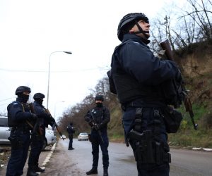 13.12.2022., Mitrovica, Kosovo - Kosovski policajci u ophodnji u sjevernom dijelu etnicki podijeljenog grada Mitrovice. Izbori su trebali biti odrzani 18. prosinca u opcinama s vecinskim srpskim stanovnictvom  trebali su biti odrzani izbori, ali su odgodjeni radi prosvjeda zbog planova Pristine da zabrani registracijske tablice iz vremena Jugoslavije.  Photo: Stringer/PIXSELL
