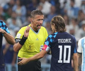 13.12.2022., stadion Lusail, Katar - FIFA Svjetsko prvenstvo, polufinale, Hrvatska - Argentina. Luka Modric, Daniele Orsato Photo: Goran Stanzl/PIXSELL