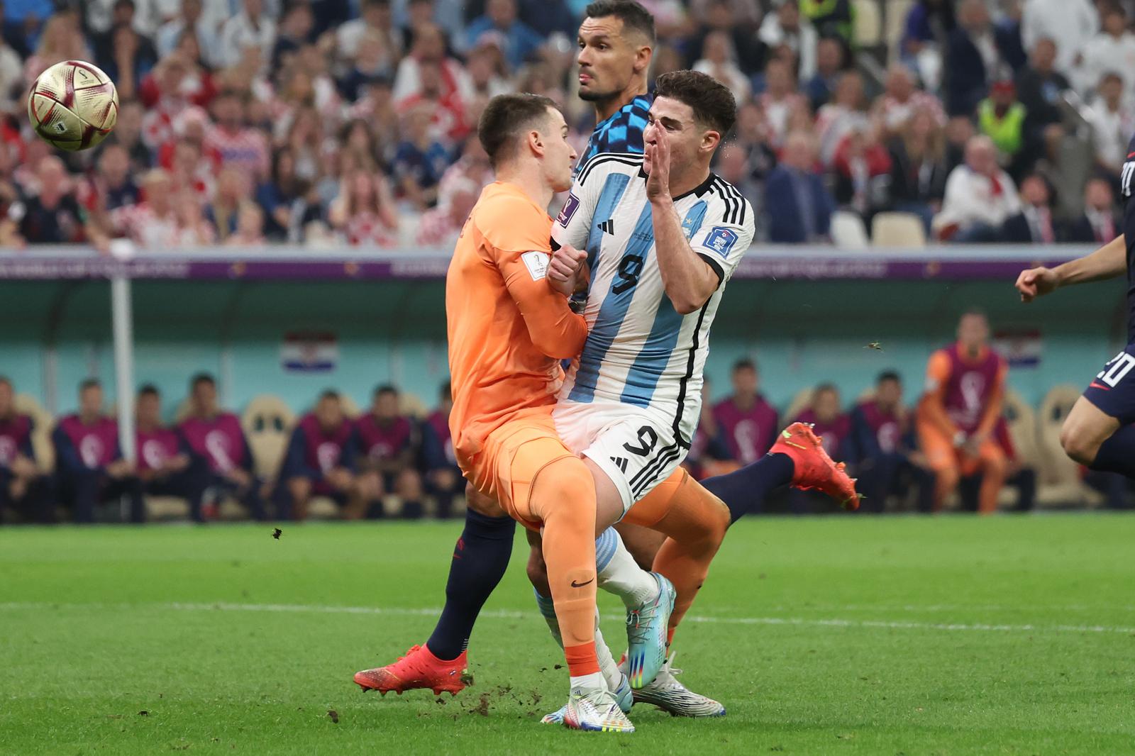 13.12.2022., stadion Lusail, Katar - FIFA Svjetsko prvenstvo, polufinale, Hrvatska - Argentina. Dominik Livakovic, Julian Alvarez Photo: Goran Stanzl/PIXSELL