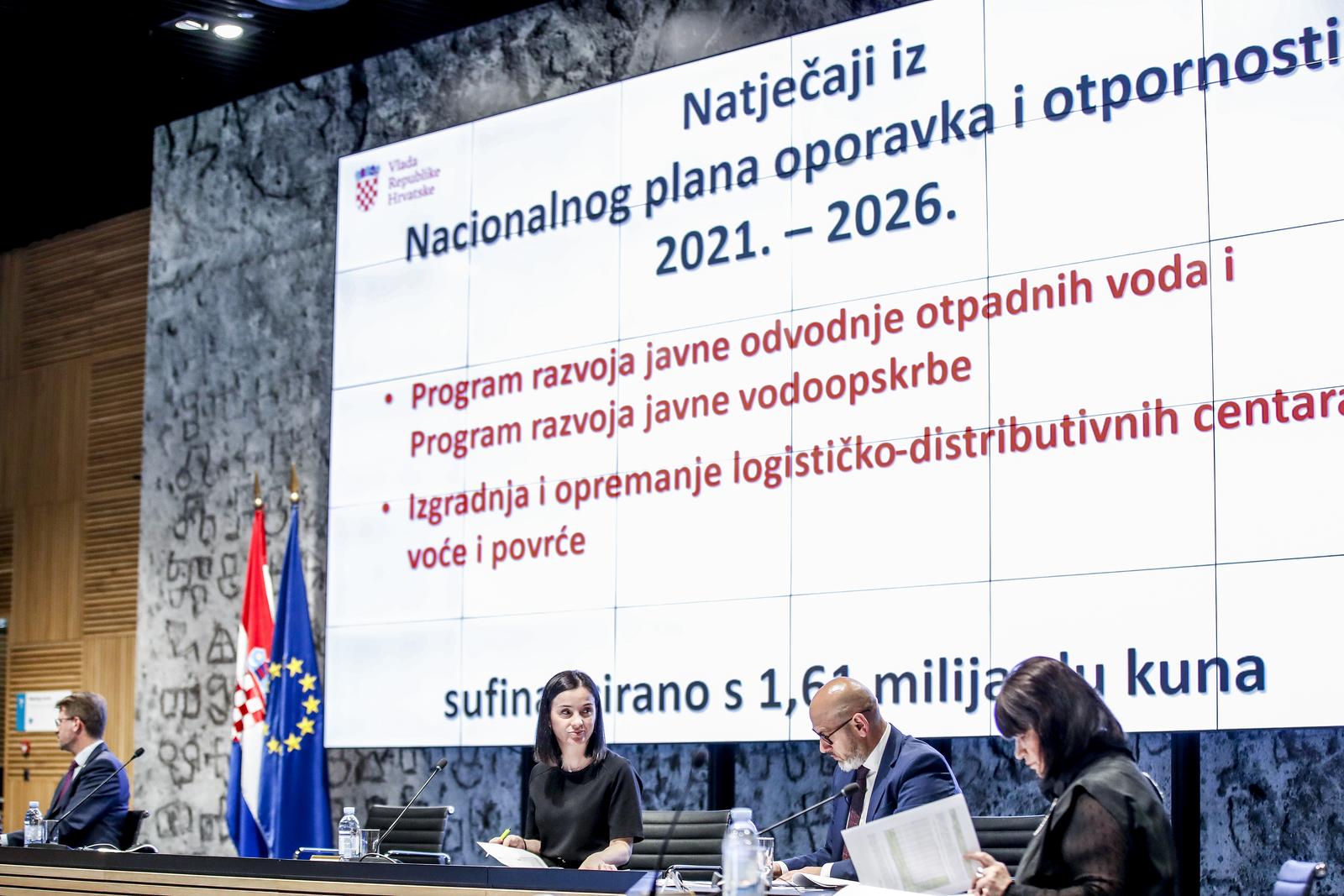 14.04.2022., Zagreb - U Nacionalnoj i sveucilisnoj knjiznici odrzano je predstavljanje natjecaja sufinanciranih iz Nacionalnog programa oporavka i otpornosti, ukupne vrijednosti preko 1,6 milijardi kuna, u okviru poziva Financiranje provedbe investicijskih projekata koji se odnose na manje dijelove sustava javne vodoopskrbe i javne odvodnje otpadnih voda i poziva Izgradnja i opremanje logisticko-distributivnih centara za voce i povrce. Ministrica poljoprivrede Marija Vuckovic   Photo: Slavko Midzor/PIXSELL