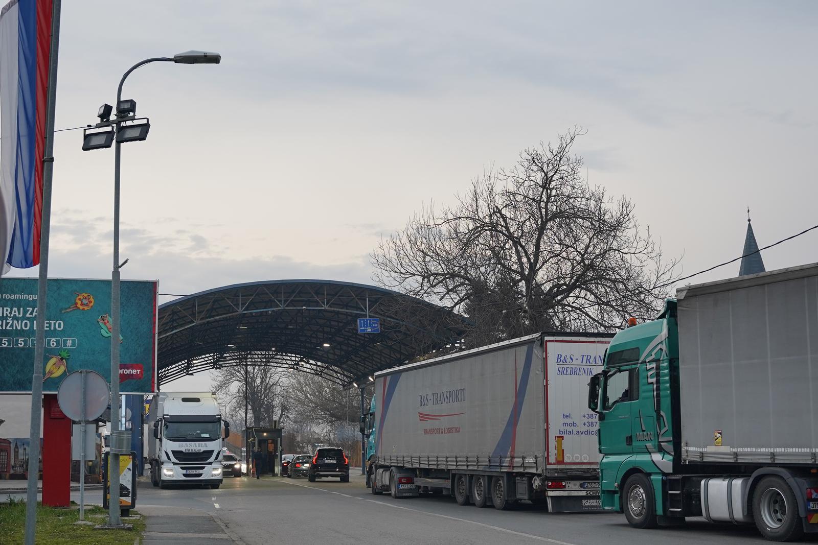 15.03.2022., Bosanska Gradiska, Bosna i Hercegovina - Cijena goriva u BiH je na rekordno visokim vrijednostima. Ipak i dalje je jeftinije u odnosu na susjednu Hrvatsku pa je to razlog da i hrvatski gradjani koji zive u blizini granicnih prijelaza odlaze po gorivu u susjedstvo. Photo: Dejan Rakita/PIXSELL