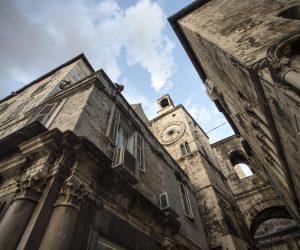 14.07.2015., Split - Narodni trg ili Pjaca u svako je doba dana prepun turista koji uzivaju u ljepoti i povijesnim znamenitostima grada Splita. Pogled na renesansni gradski sat iz 16. stoljeca na romanickoj kuli. "n Photo: Davor Puklavec/PIXSELL
