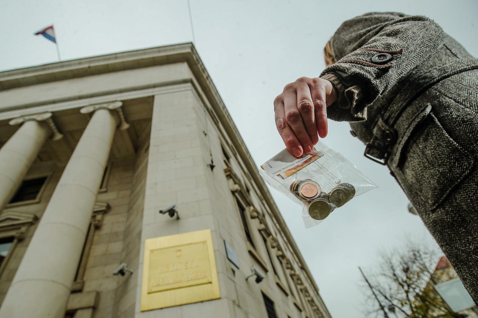 15.11.2022., Zagreb - HNB. Pocetni paket eurokovanica za potrosace bit ce dostupni od 1. prosinca u bankama, Financijskoj agenciji te HP-Hrvatskoj posti, a najvise ce se moci kupiti dva pocetna paketa eurokovanica za potrosace po jednoj transakciji. Paketi su pakirani u male plasticne vrecice u kojim se nalaze 33 eurokovanice svih apoena u vrijednosti od 13,28 eura, odnosno 100 kuna ce potrosaci izdvojiti za jedan pocetni paket eurokovanica.  Photo: Sanjin Strukic/PIXSELL