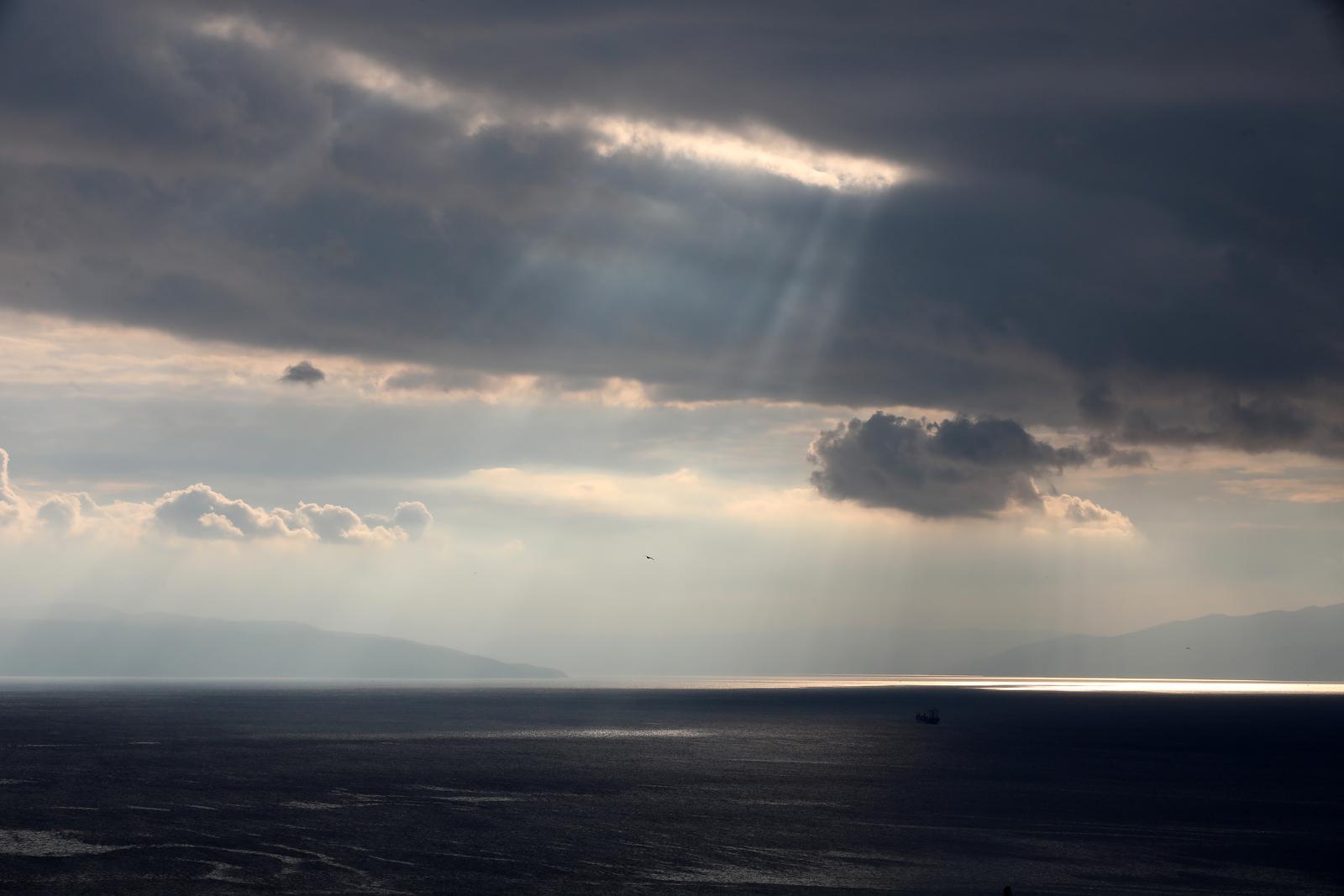 15.11.2022., Rijeka - Zrake sunca probijaju se kroz oblake nad Kvarnerskim zaljevom.   Photo: Goran Kovacic/PIXSELL