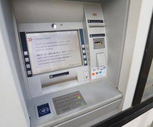 15.12.2022., Karlovac - Zbog prelaska na euro pojedini bankomati ne rade. Na bankomatima su obavijesti kako nece biti u funkciji od 15. prosinca do 15. sijecnja 2023 te da gradani mogu podici novac na drugim bankomatima bez naknade. Photo: Kristina Stedul Fabac/PIXSELL