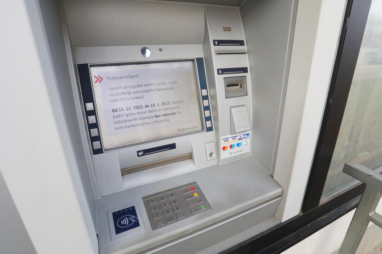 15.12.2022., Karlovac - Zbog prelaska na euro pojedini bankomati ne rade. Na bankomatima su obavijesti kako nece biti u funkciji od 15. prosinca do 15. sijecnja 2023 te da gradani mogu podici novac na drugim bankomatima bez naknade. Photo: Kristina Stedul Fabac/PIXSELL