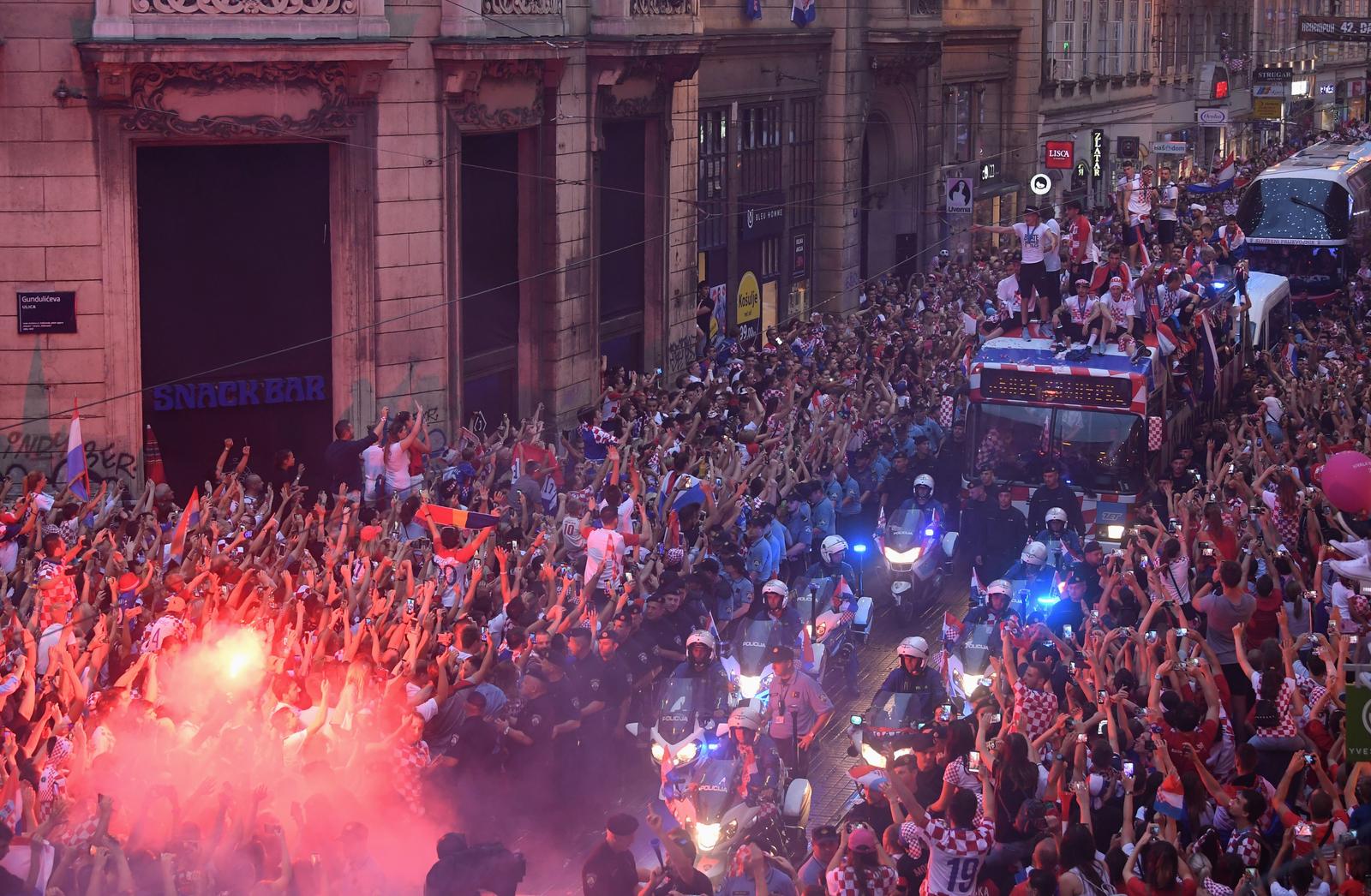 16.07.2018., Zagreb - Docek Vatrenih na sredisnjem gradskom trgu. Hrvatska nogometna reprezentacija osvojila je drugo mjesto na Svjetskom prvenstvu 2018. u Rusiji. "nPhoto: Marko Lukunic/PIXSELL