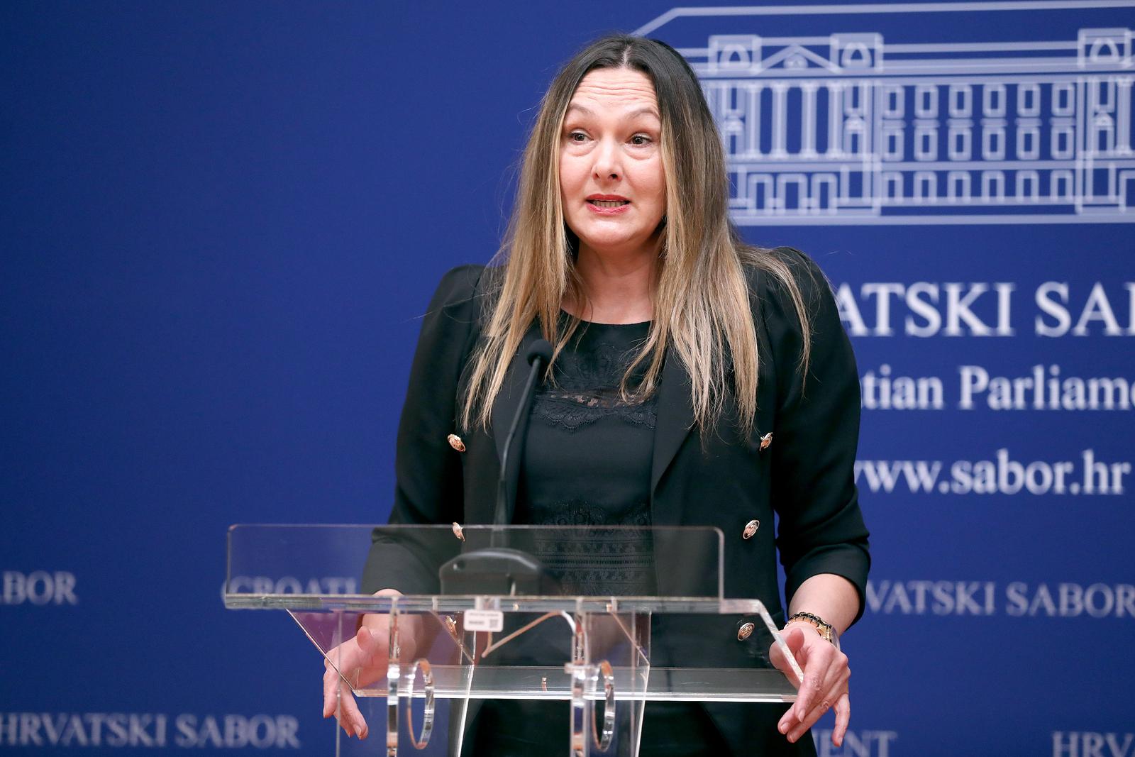 16.11.2022., Zagreb - Na konferenciji za medije odrzanoj u Saboru zastupnice Vesna Vucemilovic i Ruzica Vukovac govorile su o temi "Zadnja dogadjanja vezana uz drzavno poljoprivredno zemljiste i prisilnu delozaciju posjednika malih OPG-ova, prodaja Petrokemije i Fortenove". Photo: Patrik Macek/PIXSELL