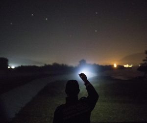 22.10.2020., Zvornik, Bosna i Hercegovina - Rijeka Drina prirodna je granica izmedju BiH i Srbije, takodje i posljednja rijeka koju migranti moraju prijeci kako bi se domogli BiH, a kasnije Hrvatske i EU. U Zvorniku i regiji Granicna policija pokriva oko 130km granice, a po sistematizaciji GPBiH trenutno nedostaje vise od 300 policijskih sluzbenika za obavljanje redovnih aktivnosti u nadzoru granice i cak 1300 policijskih sluzbenika kako bi se adekvatno odgovorilo na zastitu granice u migrantskoj krizi. S ciljem nadilazenja problema kadrovske nepopunjenosti, kontinuirano se kao ispomoc GPBiH angaziraju policijski sluzbenici Direkcije za koordinaciju policijskih tijela BiH i Drzavne agencije za istrage i zastitu BiH, te Ministarsvo unutrasnjih poslova Republike Srpske. Prema podaci IOM-a u BiH je ove godine uslo 13,350 migranata, a prema podacima GPBiH, oni su odvratili 10,449 migranata i otkrili 35 kaznenih djela "Krijumcarenje ljudi". S dolaskom jeseni, transit migranata iz Srbije u BiH je sve manji zbog hladnog vremena i visokog vodostaja Drine, ali migranti se vracaju u Srbiju, zbog boljih prihvatnih centara. Policija kontrolise zeljeznicki most, jedina kopnena granica sa Srbijom u ovoj regiji (osim granicnog prelaza) na kojoj migranti pokusavaju ilegalno preci granicu."nPhoto: Armin Durgut/PIXSELL
