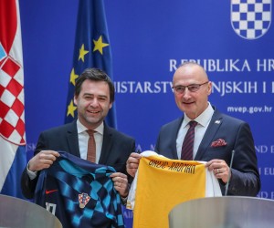 16.12.2022., Zagreb: Ministar vanjskih i europskih poslova Gordan Grlic Radman sastao se s moldavskim kolegom Nicuom Popescuom u Ministarstvu vanjskih i europskih poslova.  Nakon sastanka i izjava za medije izmjenili su nogometne dresove svojih reprezentacija.  Photo: Slavko Midzor/PIXSELL