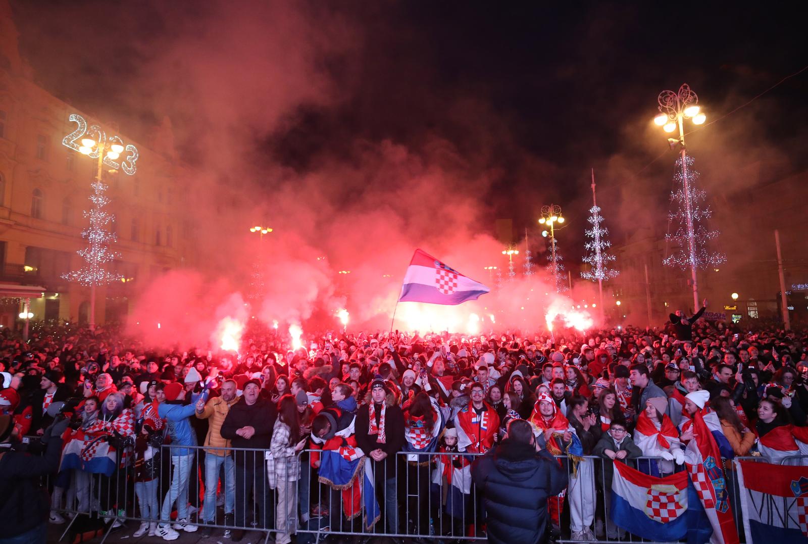 17.12.2022., Zagreb,  Gledanje utakmice Hrvatska Maroko na Trgu bana Jelacica Photo: Sanjin Strukic/PIXSELL