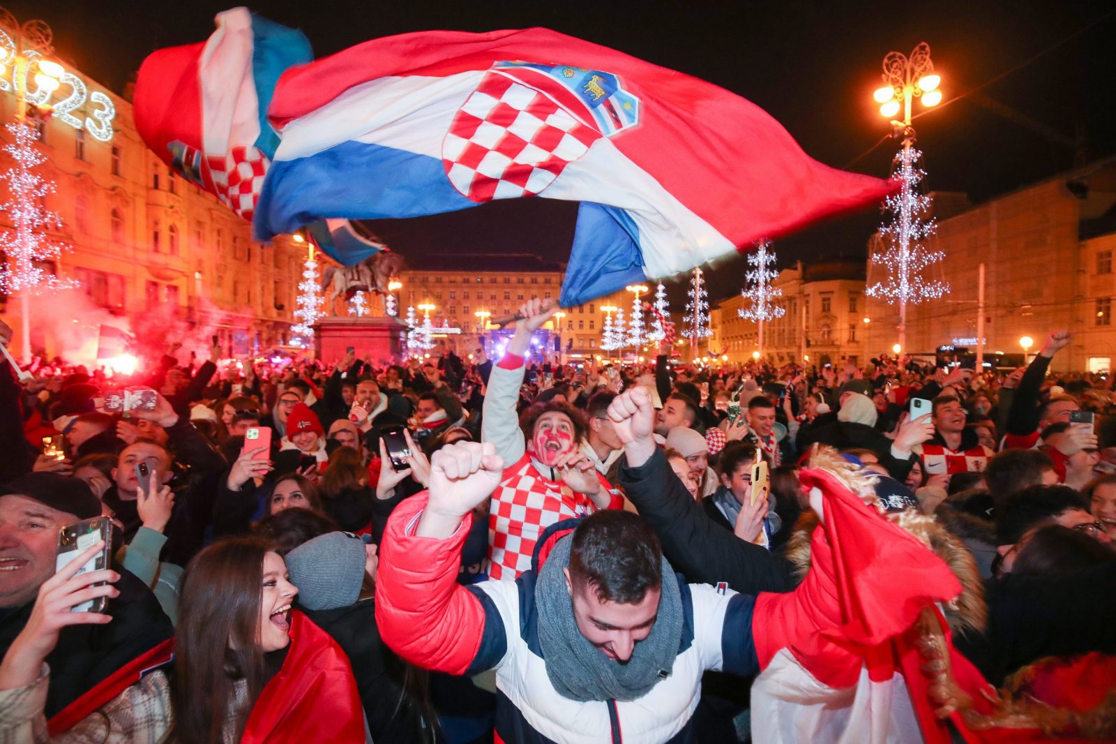 17.12.2022.,Zagreb - Veliko slavlje navijaca na trgu nakon osvojene bronce na Svjetskom prvenstvu u Kataru. Photo: Sanjin Strukic/PIXSELL