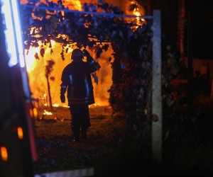 18.10.2022., Lekenik, Donji Vukojevac - Iz nepoznatog razloga zapalila se drvena vikendica u Donjem Vukojevcu. Gasenju su pristupili vatrogasci iz Duzice, Pescenice, Donjeg Vukojevca i Lekenika. Photo: Zeljko Hladika/PIXSELL
