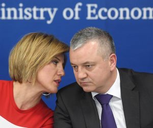 Zagreb: Dodjela ugovora za poduzeća koja će primiti 20-50 tisuća kuna bespovratnih sredstava 17.12.2018., Zagreb - U Ministarstvu gospodarstva odrzala se svecana dodjela ugovora za poduzeca koja su primila 20.000 do 50.000 kuna bespovratnih sredstava u okviru programa Ocuvanje i razvoj tradicijskih i umjetnickih obrta. Ana Mandac, Darko HorvatrPhoto: Marko Lukunic/PIXSELL