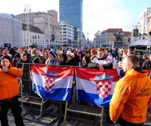 18.12.2022., Zagreb - Navijaci su na Trgu vec poceli zauzimati mjesta za docek Vatrenih. Photo: Slaven Branislav Babic/PIXSELL