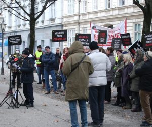 19.12.2022., Zagreb - Zrinjevac. Udruga Franak odrzala je konferenciju za medije u iscekivanju odluke Gradjanskog odjela Vrhovnog suda o pravnim shvacanjima o pravima potrosaca koji su konvertirali kredite. Medijima su se obratili Goran Aleksic i Vlado Iljkic. Photo: Sanjin Strukic/PIXSELL