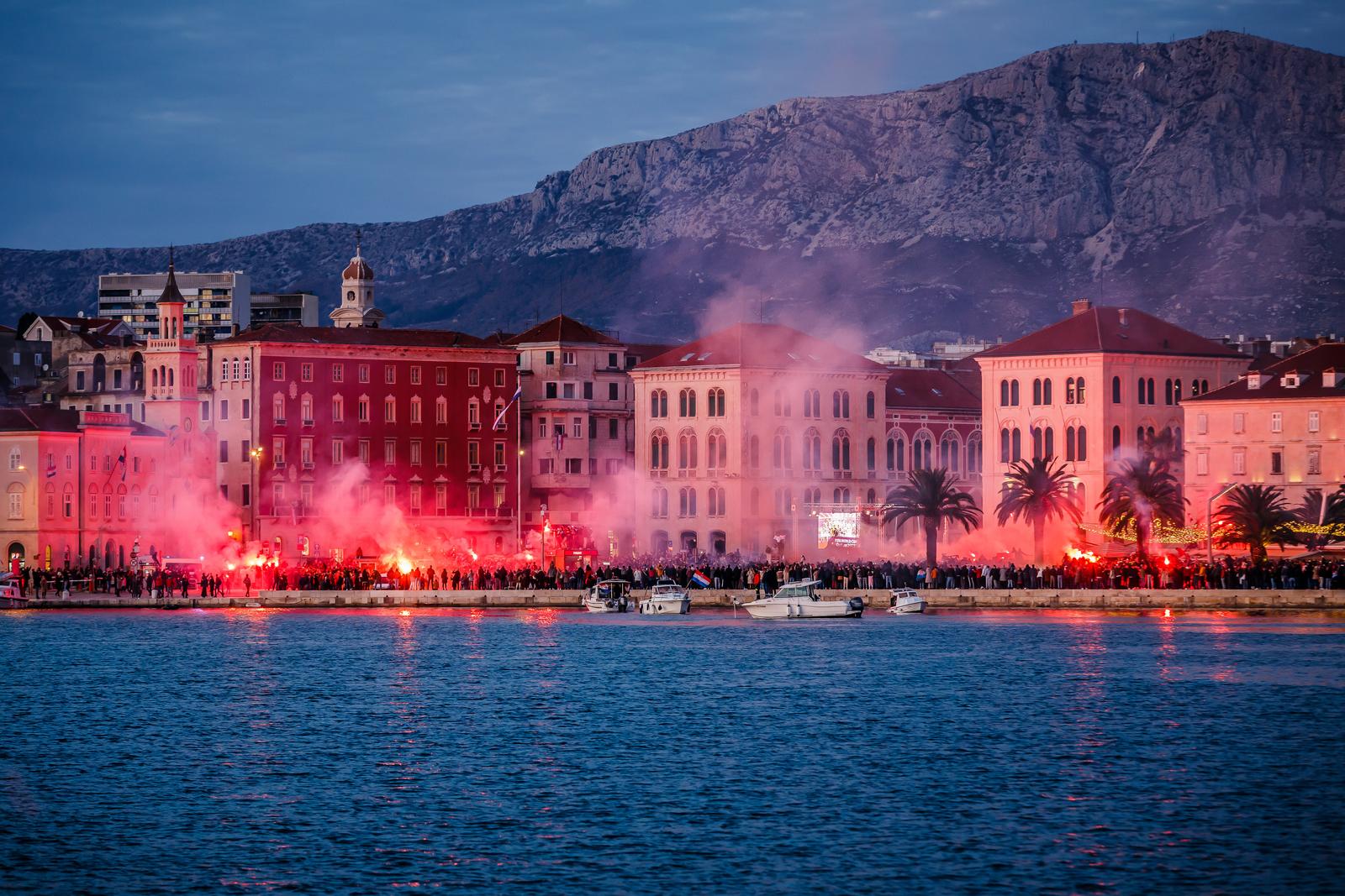 19.12.2022., Split - Splicani na rivi organizirali svecani docek za Vatrene reprezentativceMarka Livaju, Ivu Grbica, Maria Pasalica, Ivana Perisica, Josipa Juranovica i Nikolu Vlasica.  Photo: Zvonimir Barisin/PIXSELL