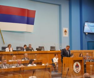 20.06.2022., Narodna skupstina RS, Banjaluka (BiH) – Danas se odrzava posebna sjednica Narodne skupstine RS sazvana na zahtjev srpskog clana Predsjednistva BiH Milorada Dodika. Dodik je sazvao posebnu sjednicu NSRS kako bi se parlament Republike Srpske izjasnio o Odluci o pokretanju postupka za vodjenje pregovora radi zakljucivanja Sporazuma o partnerstvu, trgovini i saradnji između BiH i Velike Britanije i Sjeverne Irske, usvojenoj bez konsenzusa na 27. sjednici Predsjednistva BiH 8. 6.2022. Dodik je rekao da Republika Srpska ne dozivljava Veliku Britaniju kao prijatelja.
  Photo: Dejan Rakita/PIXSELL