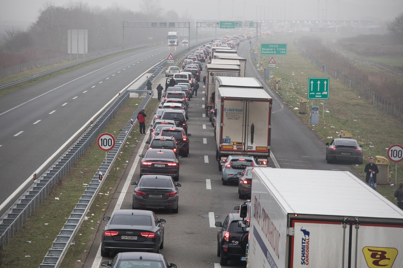 20.12.2020., Bajakovo - Na granicnom prijelazu Bajakovo vise kilometarska kolona  u smjeru prema Srbiji. Photo: Davor Javorovic/PIXSELL
