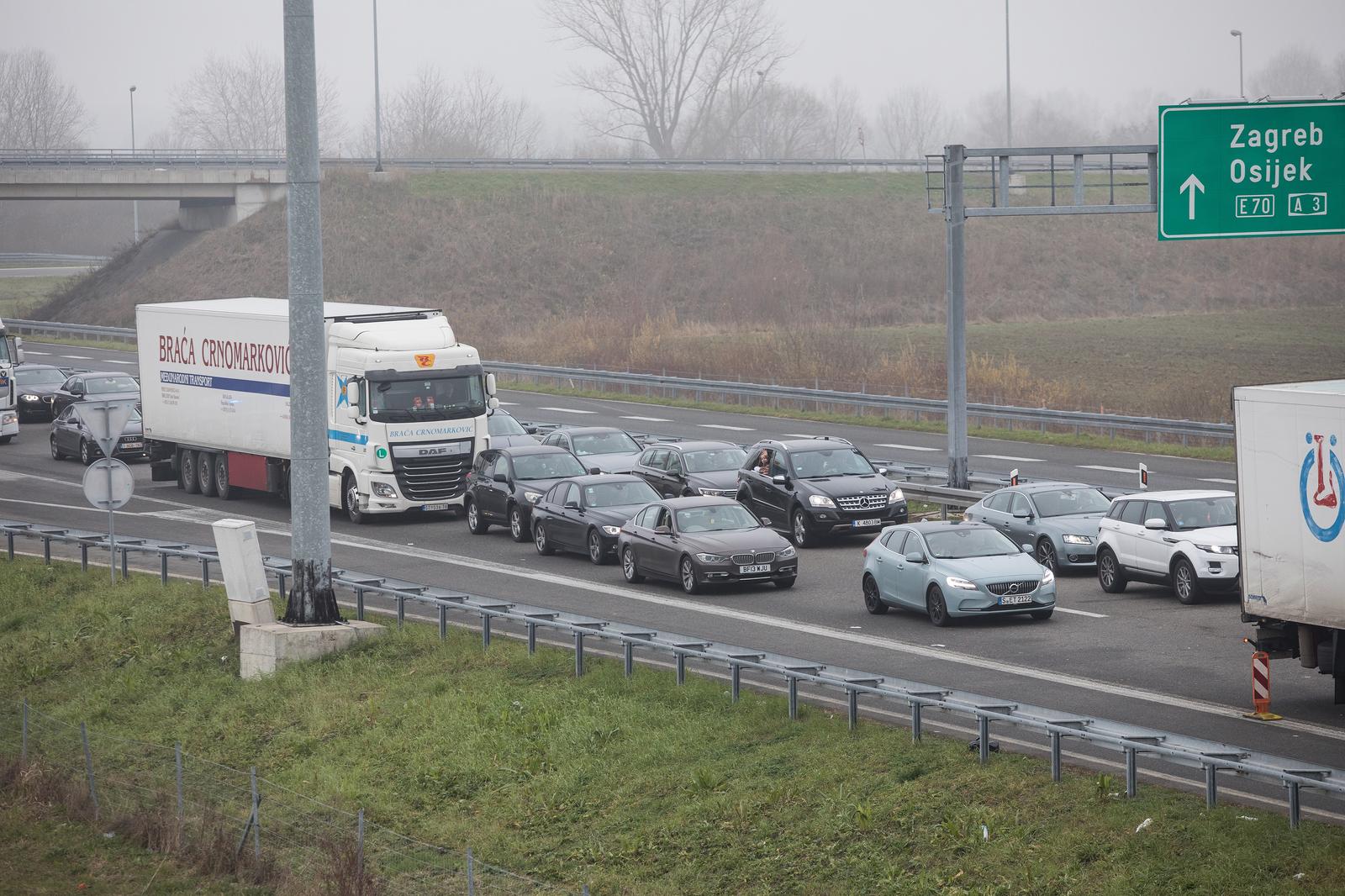 20.12.2020., Bajakovo - Na granicnom prijelazu Bajakovo vise kilometarska kolona  u smjeru prema Srbiji. Photo: Davor Javorovic/PIXSELL