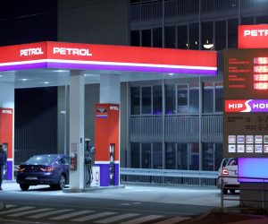 20.12.2022., Zagreb - Odlukom Vlade od ponoci cijena litre benzina iznosi 9.63 kune po litri (smanjenje od 0.97 kn/l), a litre dizela 10.84 kune (smanjenje 0.75 kn/l). Litra plavog dizela stoji 7.20 kuna (smanjenje 0.75 kn/l). Photo: Patrik Macek/PIXSELL