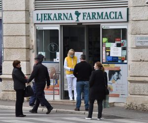 21.04.2020., Pula - Gradjani koji odlaze u ljekarnu drze odredjenu propisanu distancu. Photo: Dusko Marusic/PIXSELL