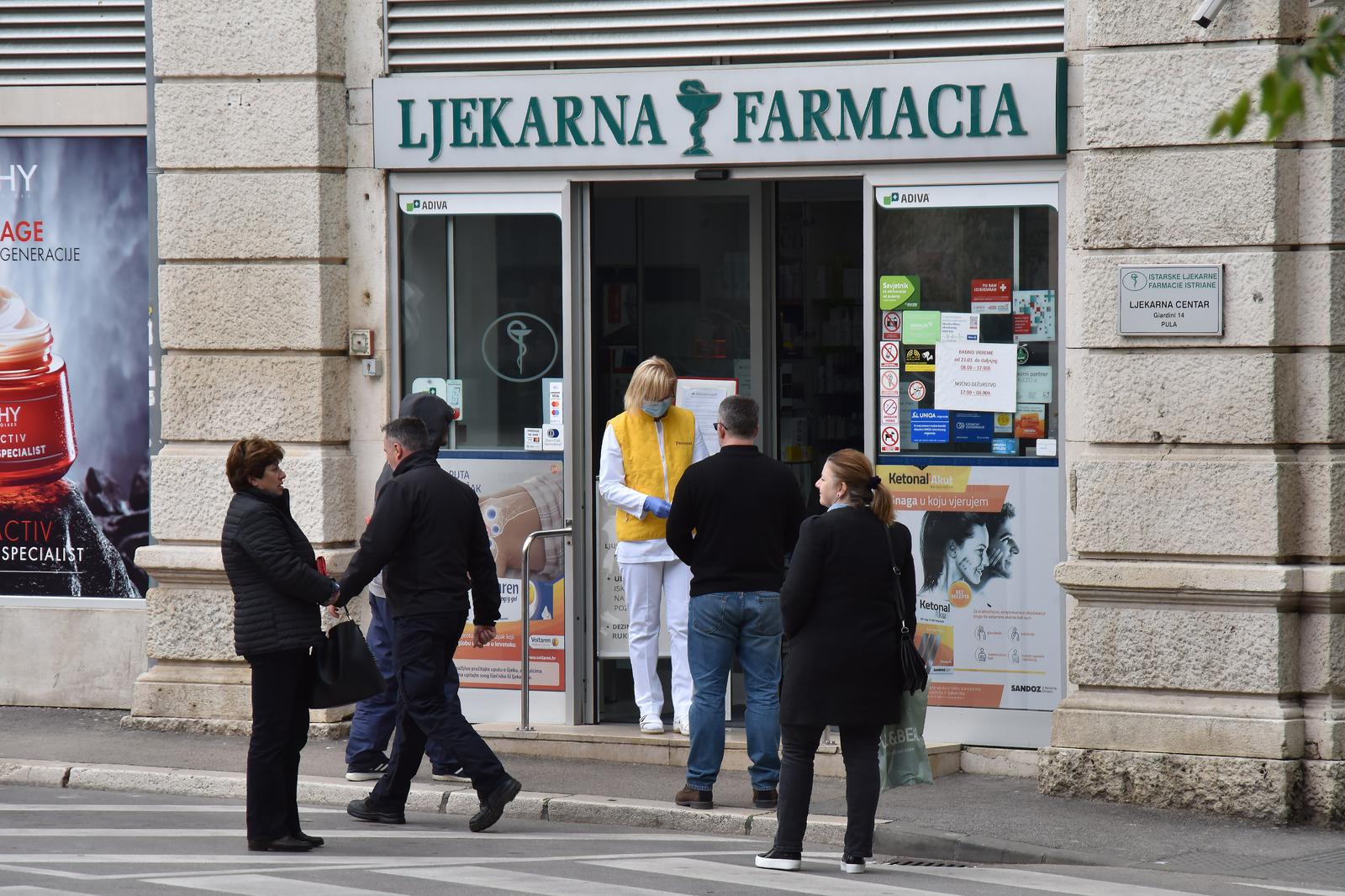 21.04.2020., Pula - Gradjani koji odlaze u ljekarnu drze odredjenu propisanu distancu. Photo: Dusko Marusic/PIXSELL