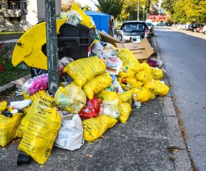 21.10.2019., Zagreb - Uobicajena slika zagrebackih kvartova zatrpanih smecem, dok se odvoz otpada i dalje obavlja 2 puta umjesto donedavnih 3 puta tjedno. Photo: Zoe Sarlija/PIXSELL