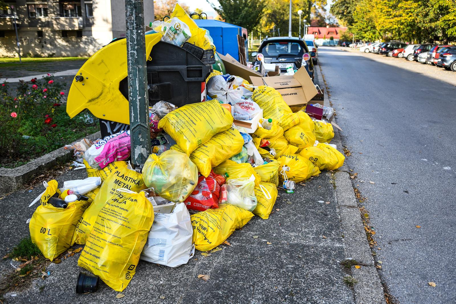 21.10.2019., Zagreb - Uobicajena slika zagrebackih kvartova zatrpanih smecem, dok se odvoz otpada i dalje obavlja 2 puta umjesto donedavnih 3 puta tjedno. Photo: Zoe Sarlija/PIXSELL