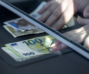 21.01.2022., Zagreb - Od 1. sijecnja 2023. godine, prema planu Vlade, platezno sredstvo u Hrvatskoj postat ce euro, a Hrvatska ce postati 20. clanica eurozone. Kuna ce time, nakon 28 godina koristenja, otici u povijest, dok ce hrvatski gradjani i sluzbeno postati korisnici eura. Ilustracija prelaska kune na euro. Photo: Igor Kralj/PIXSELL