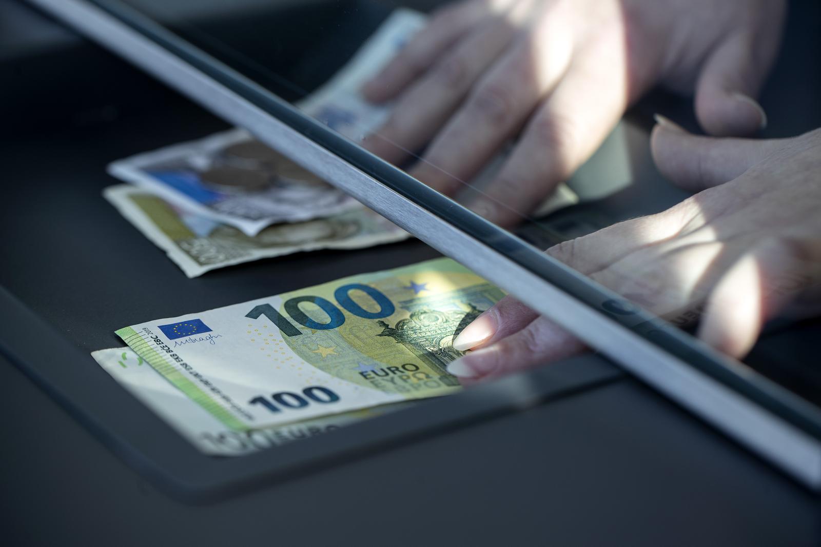 21.01.2022., Zagreb - Od 1. sijecnja 2023. godine, prema planu Vlade, platezno sredstvo u Hrvatskoj postat ce euro, a Hrvatska ce postati 20. clanica eurozone. Kuna ce time, nakon 28 godina koristenja, otici u povijest, dok ce hrvatski gradjani i sluzbeno postati korisnici eura. Ilustracija prelaska kune na euro. Photo: Igor Kralj/PIXSELL