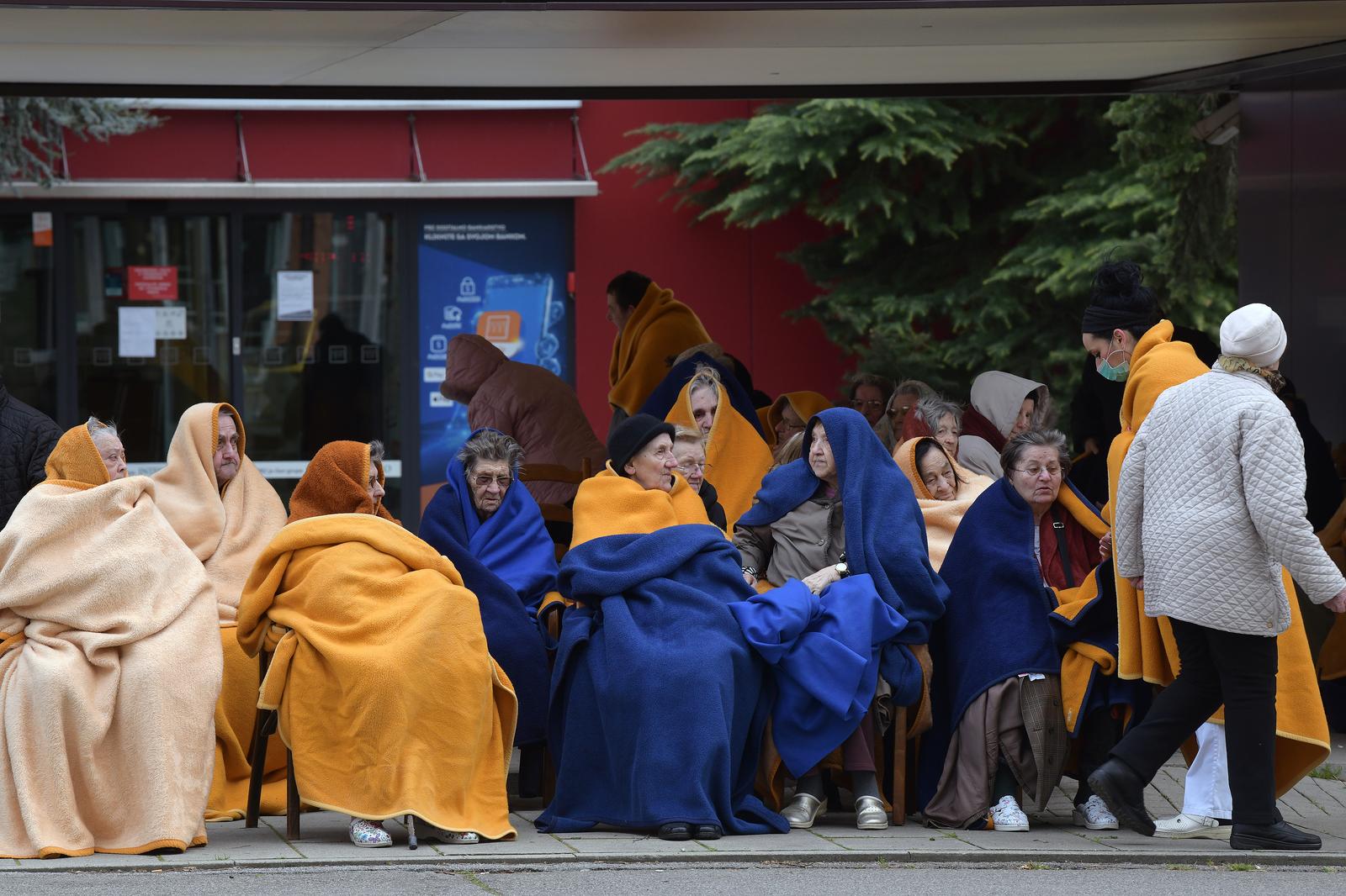 22.03.2020., Zagreb- Umirovljenici iz doma Maksimir, nakon potresa izasli izvan domarPhoto: Sandra Simunovic/PIXSELLr                                r