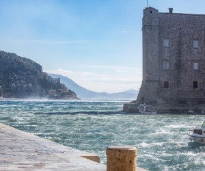 Bura u Dubrovniku prouzročila mnoge probleme 23.02.2019., Dubrovnik - Orkanska bura u Dubrovniku prouzrocila brojne probleme, od materijalne stete do prekida u prometu.rPhoto: Grgo Jelavic/PIXSELL