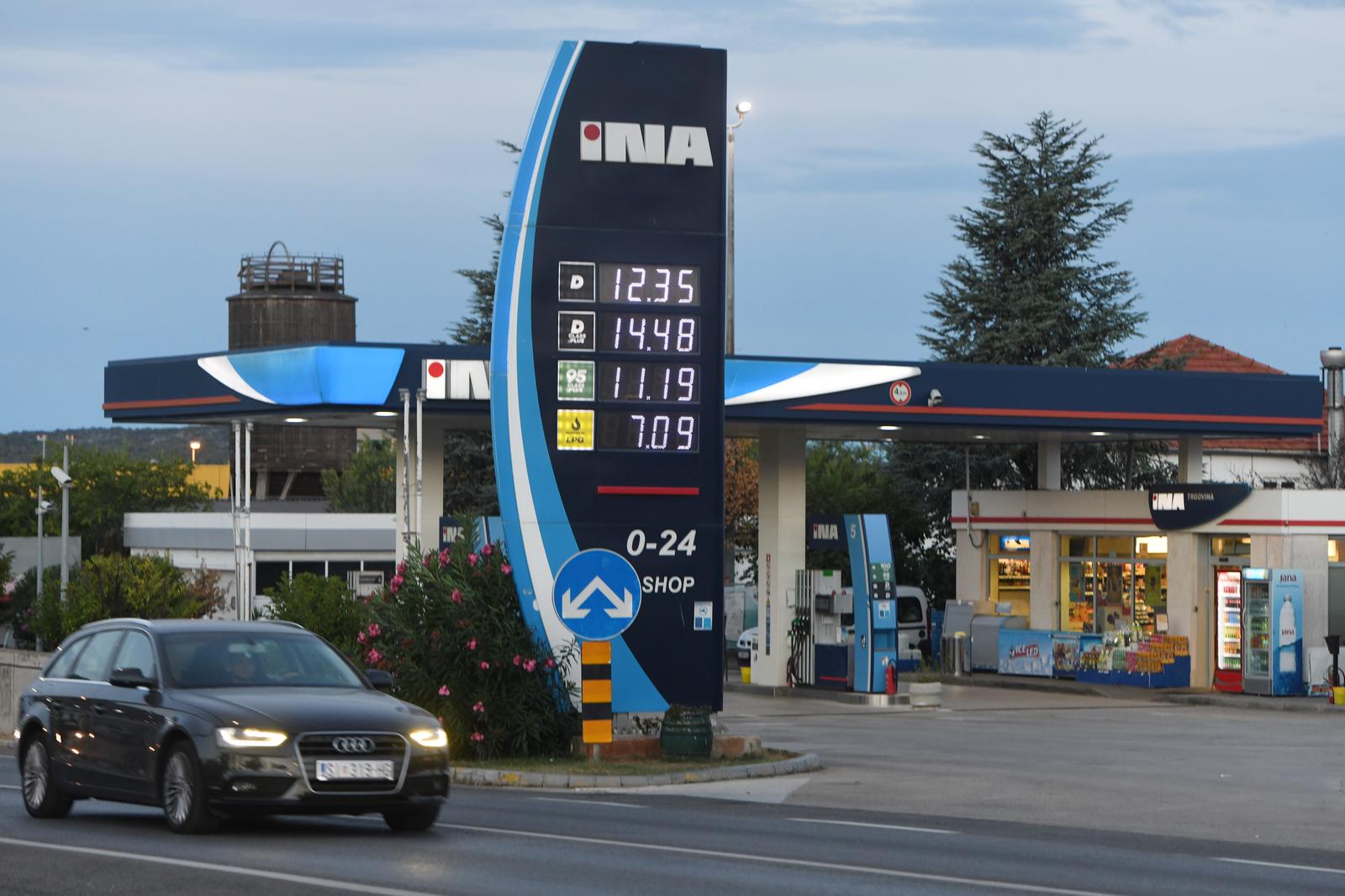 23.08.2022., Sibenik - Na benzinskim postajama u Republici Hrvatskoj od ponoci nove cijene naftnih derivata.  Photo: Hrvoje Jelavic/PIXSELL