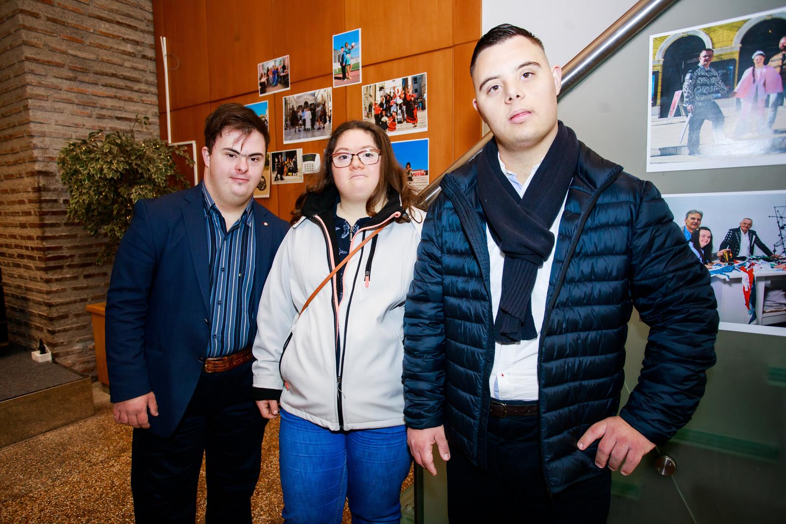 23.12.2019., Split - Splitski novinar i dizajner Sime Kovacevic u suradnji s Obrtnickom skolom promovira kalendar s udrugom Down sindrom 21 u kojem su modeli osobe s down sindromom i poznati Splicani.rLuka Bucevic, Stella Matulic, Filip LepeticrPhoto: Milan Sabic/PIXSELL