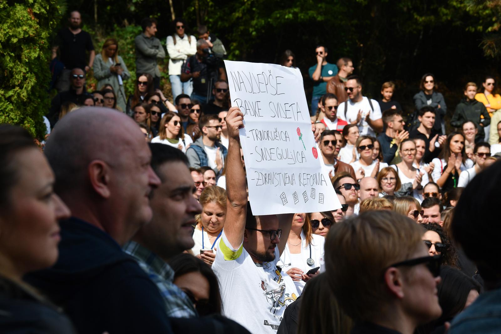 24.09.2022., Zagreb - Ispred Ministarstva zdravstva odrzan je prosvjed Inicijative mladih lijecnika Hrvatske pod nazivom "Izlijecimo zdravstvo zajedno". Photo: Sandra Simunovic/PIXSELL