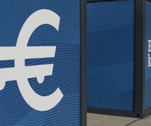 24.10.2022., Osijek - Na trgu dr. Ante Starcevica u Osijeku postavljena je putujuca izlozba ''Euro na kotacima'' edukativni projekt koji se provodi u sklopu informativne kampanje za zamjenu hrvatske kune eurom. Posjetiteljima pruza sve relevantne informacije o uvodenu eura kao sluzbene valute. Photo: Dubravka Petric/PIXSELL