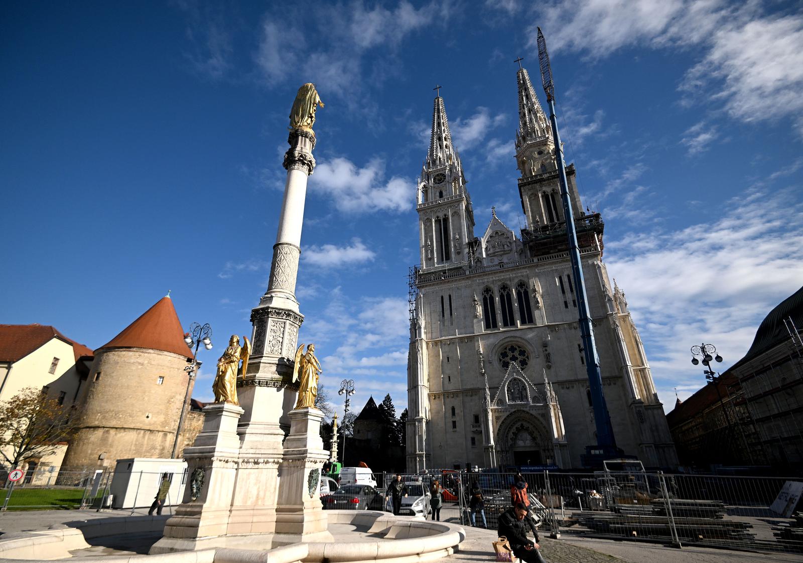 24.11.2022., Zagreb - Katedrala Uznesenja Blazene Djevice Marije i svetih Stjepana i Ladislava nakon dugo vremena bez skele. Skidanje skela ostecenih u potresu.   Photo: Marko Lukunic/PIXSELL