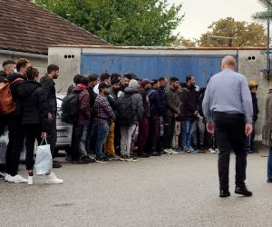 25.10.2022., Zagreb, Sesvete - Policija dovezla velik broj migranata koji cekaju na ulazak u policijsku postaju Sesvete. Photo: Slaven Branislav Babic/PIXSELL
