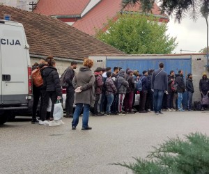 25.10.2022., Zagreb, Sesvete - Policija dovezla velik broj migranata koji cekaju na ulazak u policijsku postaju Sesvete. Photo: Slaven Branislav Babic/PIXSELL