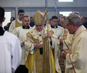 23.12.2022., Zagreb - Zagrebacki nadbiskup kardinal Josip Bozanic predvodio je Bozicnu misu u bogosluznom prostoru bl. Alojzija Stepinca. Misi su nazocili predsjednik Vlade RH Andrej Plenkovic i ministri u Vladi.  Photo: Zeljko Hladika/PIXSELL