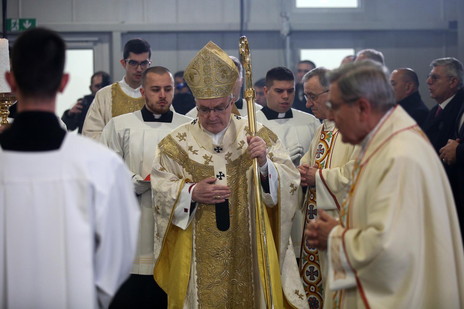 23.12.2022., Zagreb - Zagrebacki nadbiskup kardinal Josip Bozanic predvodio je Bozicnu misu u bogosluznom prostoru bl. Alojzija Stepinca. Misi su nazocili predsjednik Vlade RH Andrej Plenkovic i ministri u Vladi.  Photo: Zeljko Hladika/PIXSELL