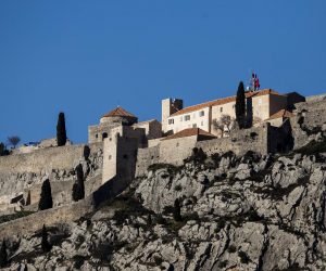 26.01.2022., Klis - Kliska tvrdjava jedan je od najcjelovitijih primjera fortifikacijske arhitekture u Hrvatskoj. Nalazi se na strateski vaznoj poziciji u istoimenom mjestu Klis. Smjestena je na prijevoju izmedju Kozjaka sa zapadne strane i Mosora s istocne strane.

 Photo: Miroslav Lelas/PIXSELL