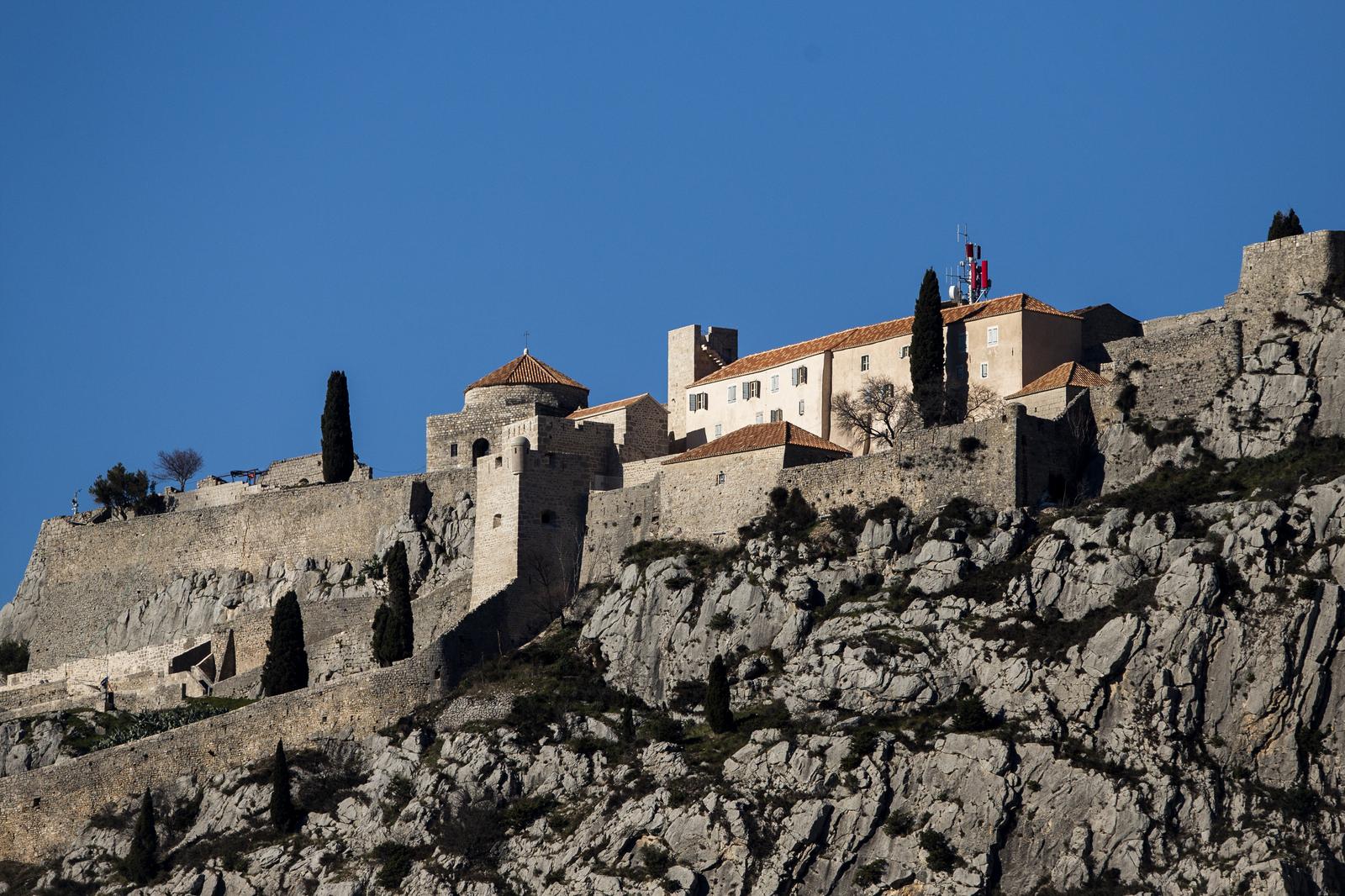 26.01.2022., Klis - Kliska tvrdjava jedan je od najcjelovitijih primjera fortifikacijske arhitekture u Hrvatskoj. Nalazi se na strateski vaznoj poziciji u istoimenom mjestu Klis. Smjestena je na prijevoju izmedju Kozjaka sa zapadne strane i Mosora s istocne strane.

 Photo: Miroslav Lelas/PIXSELL
