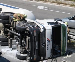 27.04.2018., Split - Na rotoru Bilice iz smjera Split - Klis doslo je do prevrtanja teretnog kamiona zbog cega nastaj uvelike guzve u prometu. Photo: Ivo Cagalj/PIXSELL