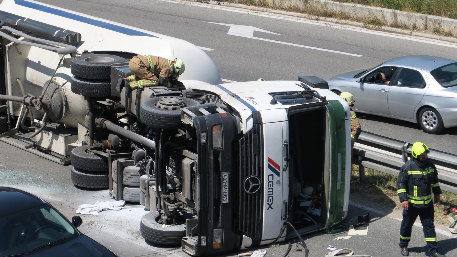 27.04.2018., Split - Na rotoru Bilice iz smjera Split - Klis doslo je do prevrtanja teretnog kamiona zbog cega nastaj uvelike guzve u prometu. Photo: Ivo Cagalj/PIXSELL