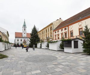 Ukrašavanje centra Varaždina za ovogodišnji Advent 27.11.2018., Varazdin- Ukrasavanje grada povodom Adventa.rPhoto: Vjeran Zganec Rogulja/PIXSELL